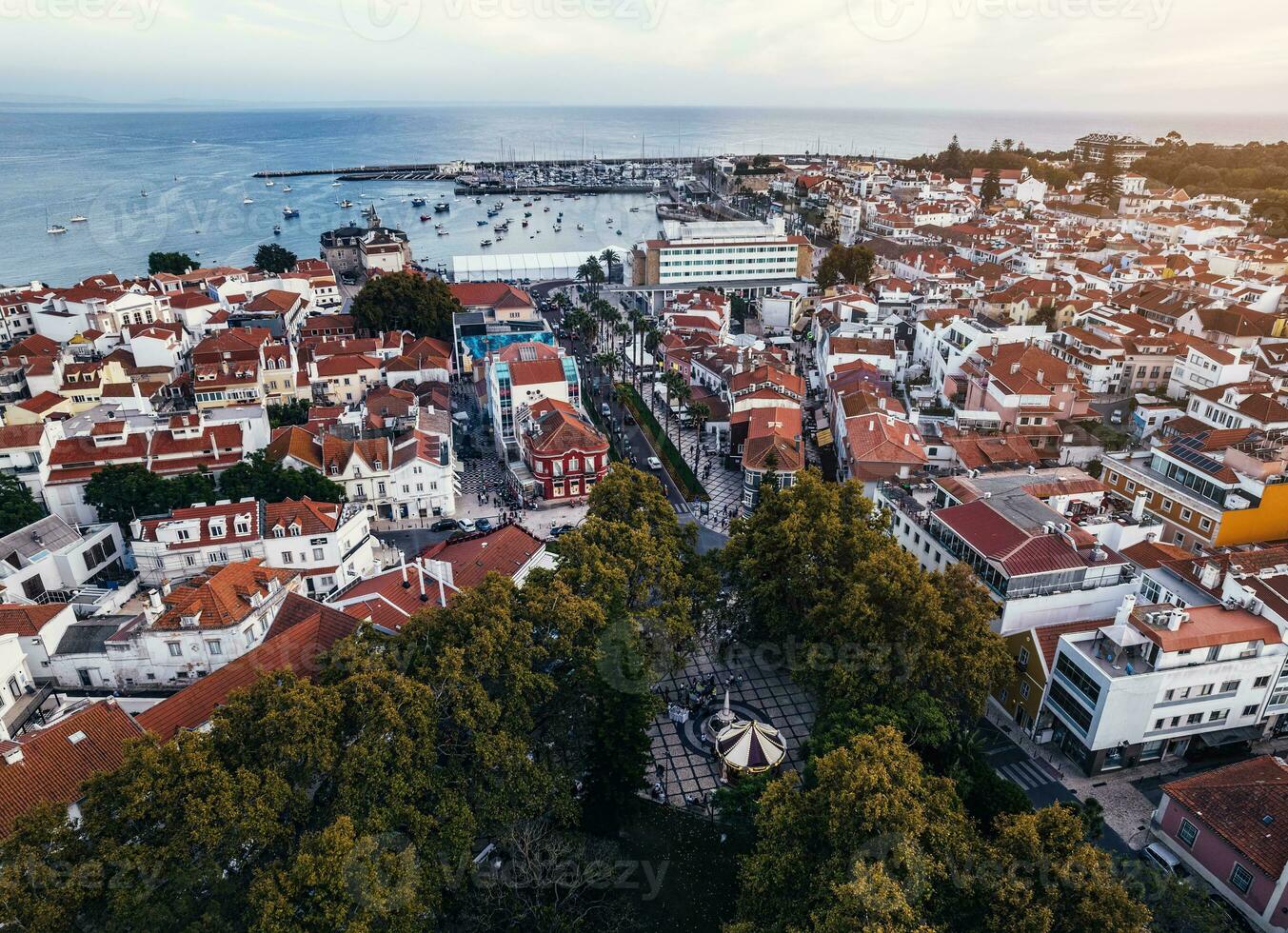 antenne dar visie van historisch centrum van cascais, Portugal met de draaimolen is zichtbaar in voorgrond foto