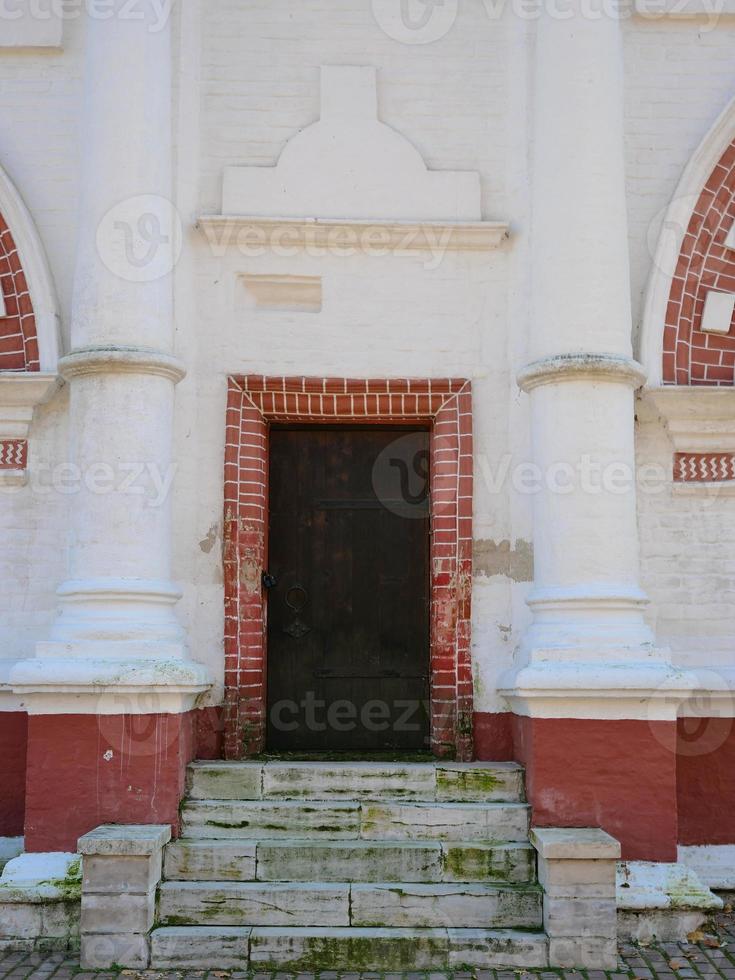 stenen boog in het paleis van tsaar alexey mikhailovich, moskou, rusland foto