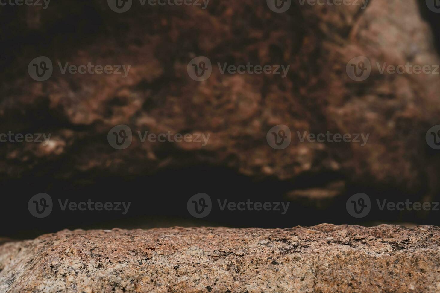 rots steen staan Scherm met wazig achtergrond,leeg Scherm bruin steen podium bespotten omhoog voor voorjaar of zomer kunstmatig, backdrop banier natuurlijk spa, schoonheid product, verkoop, promotie presentatie foto