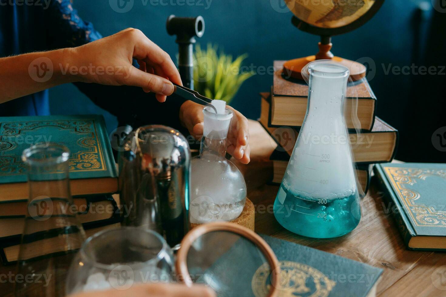 schoolmeisje uitvoeren chemisch experimenten. terug naar school. school- en peuter- onderwijs. foto