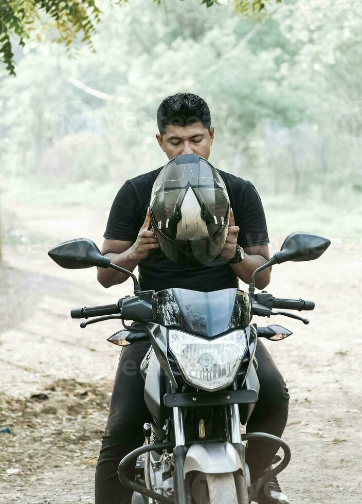 Mens Aan motorfiets zetten Aan helm, motorrijder zetten Aan veiligheid helm, persoon Aan motorfiets zetten Aan veiligheid helm foto