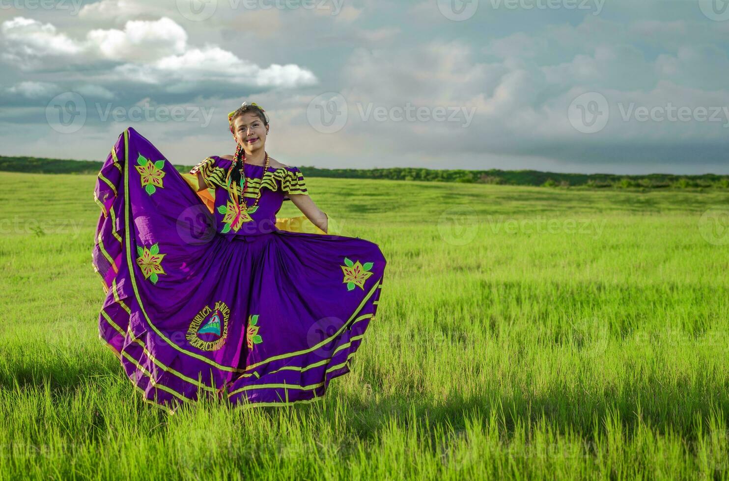 Nicaraguaanse vrouw in traditioneel volk kostuum in de veld- gras, portret van Nicaraguaanse vrouw vervelend nationaal volk kostuum foto
