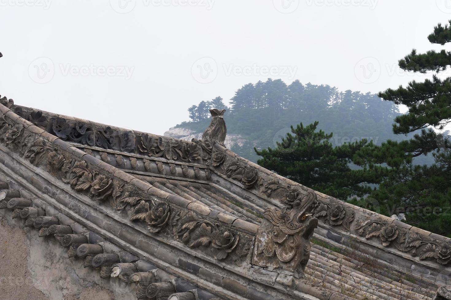 dak met stenen beeldhouwwerk in heilige taoïstische bergberg huashan china foto