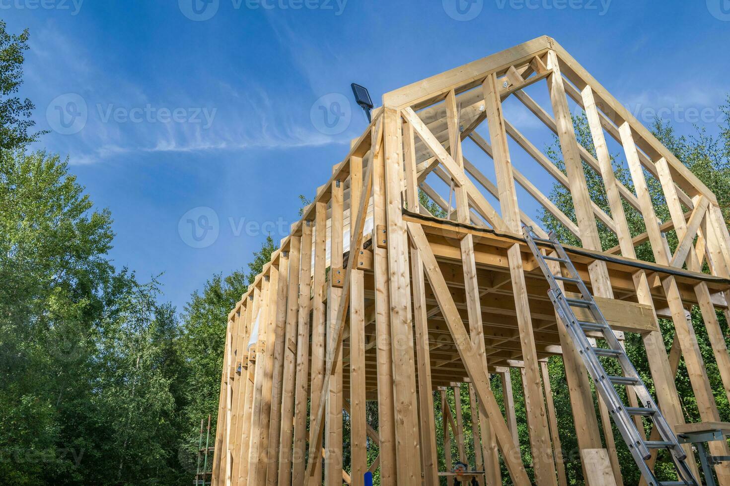 nieuw gebouwd houten huis skelet kader foto