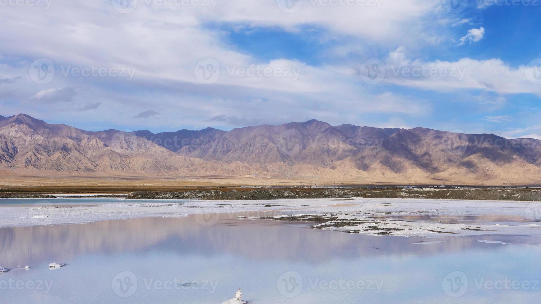 prachtige natuur landschapsmening van smaragdgroen zoutmeer in qinghai china foto