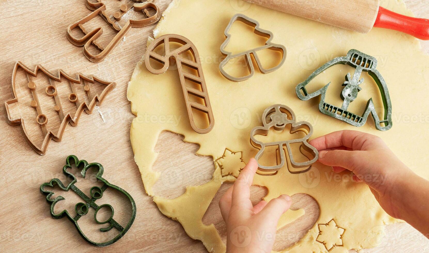 kinderen handen met peperkoek koekjes Aan houten achtergrond foto