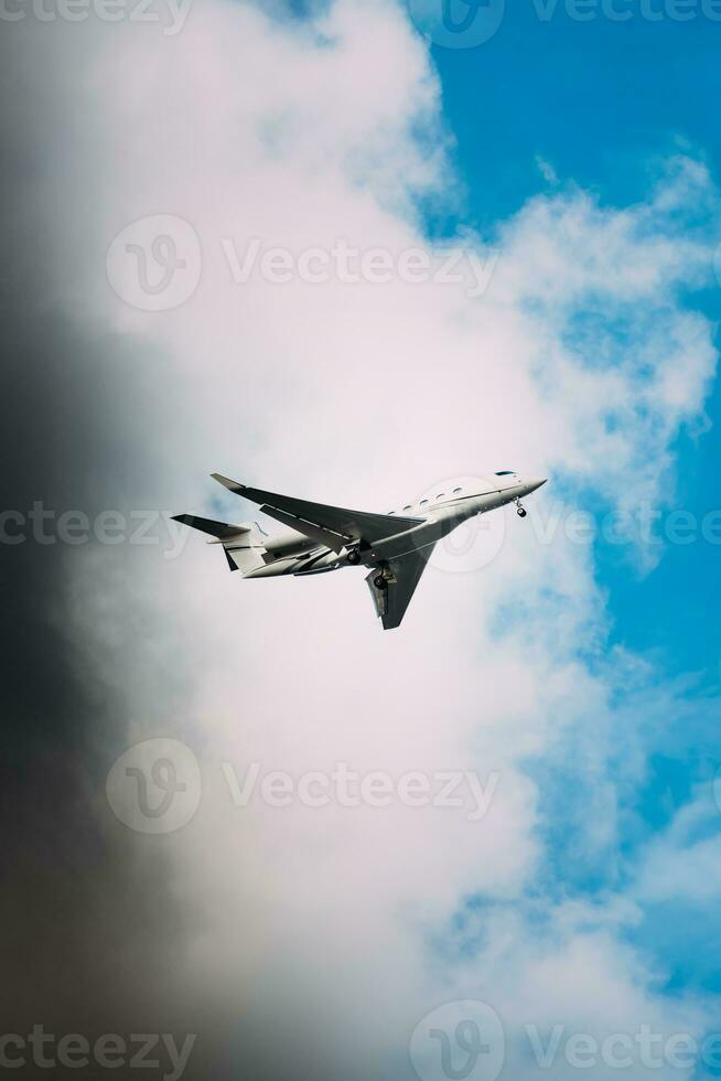 door de wolken, de gedurfd vlucht van een privaat luxe Jet foto