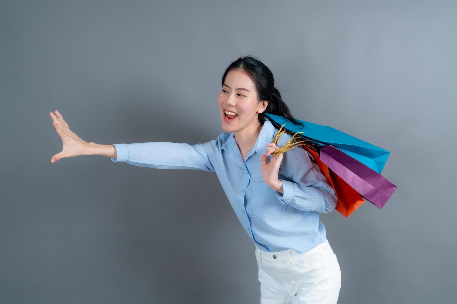 aziatische vrouw met boodschappentassen foto