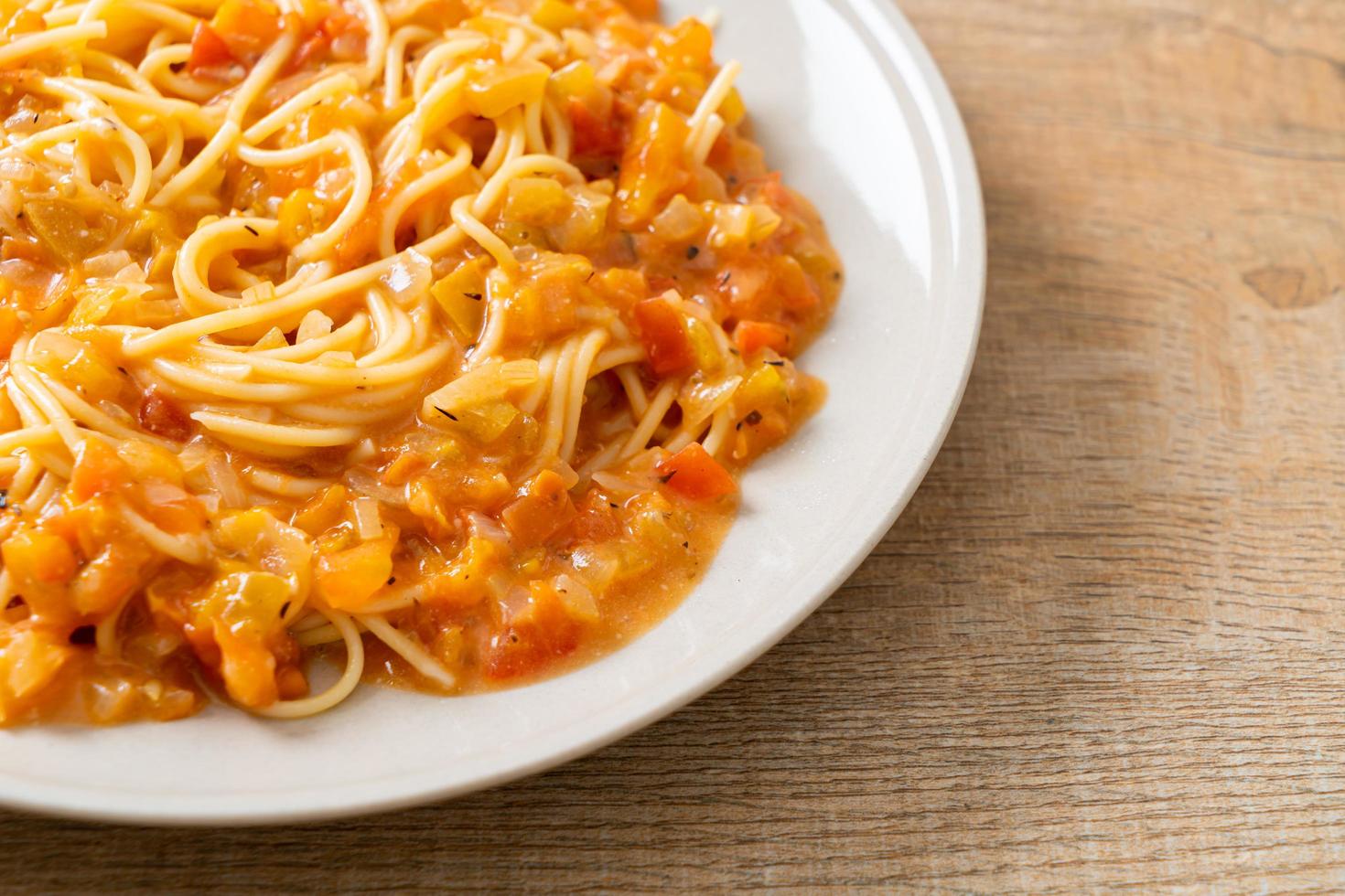 spaghetti pasta met romige tomatensaus foto