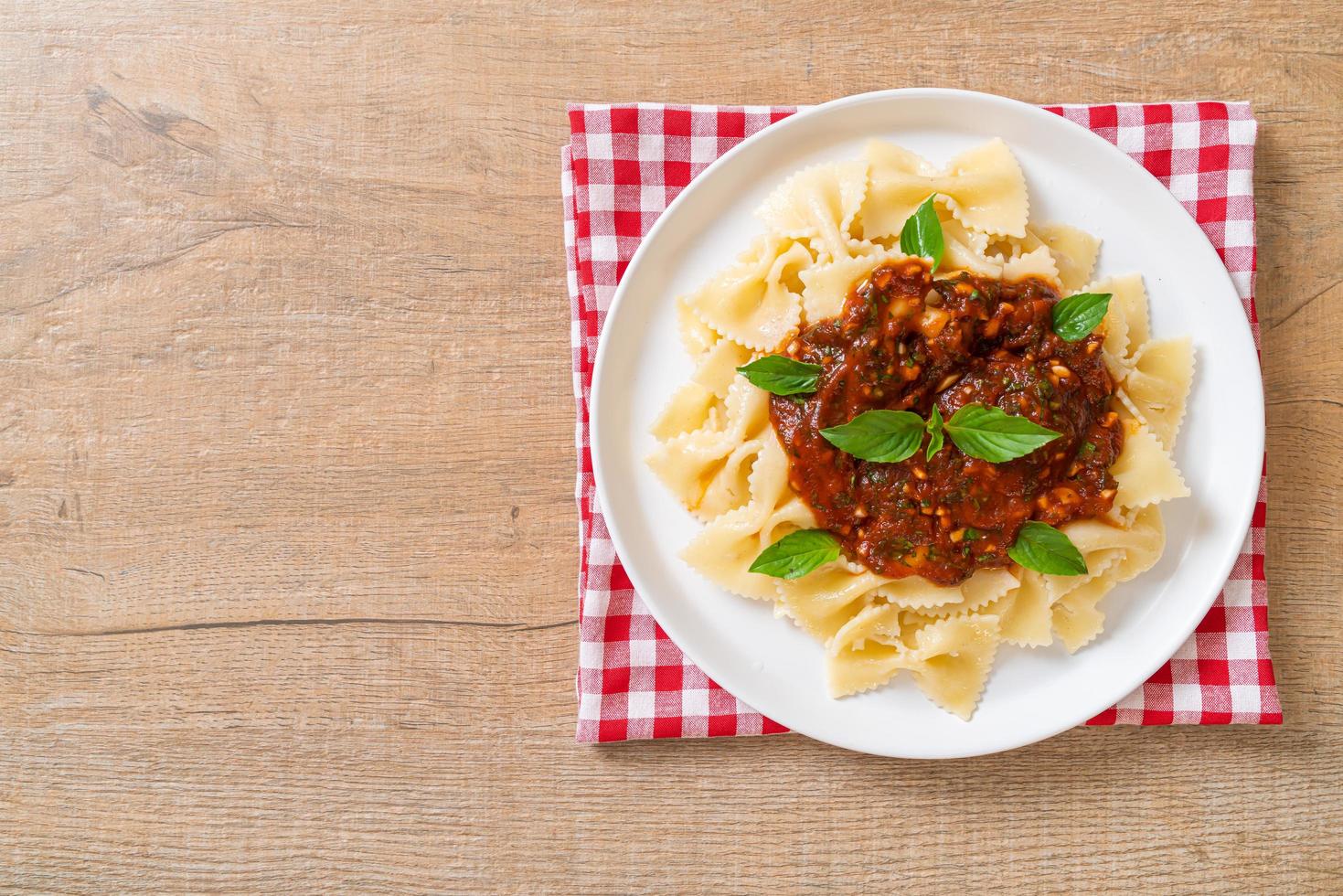 farfalle pasta met basilicum en knoflook in tomatensaus foto