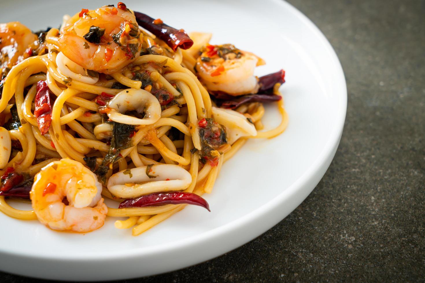 pittige spaghetti zeevruchten op bord foto