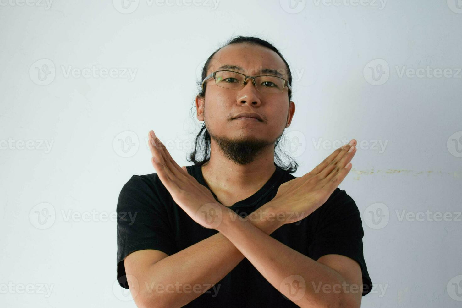 volwassen Aziatisch Mens vervelend zwart t-shirt foto