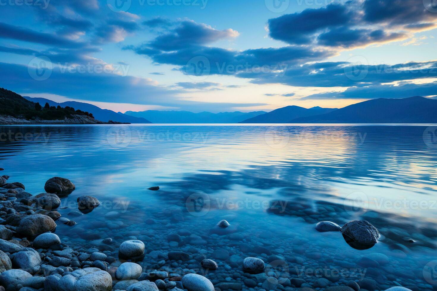 zee, kiezelsteen strand en bergen Bij schemering. mooi zeegezicht. gegenereerd door kunstmatig intelligentie- foto