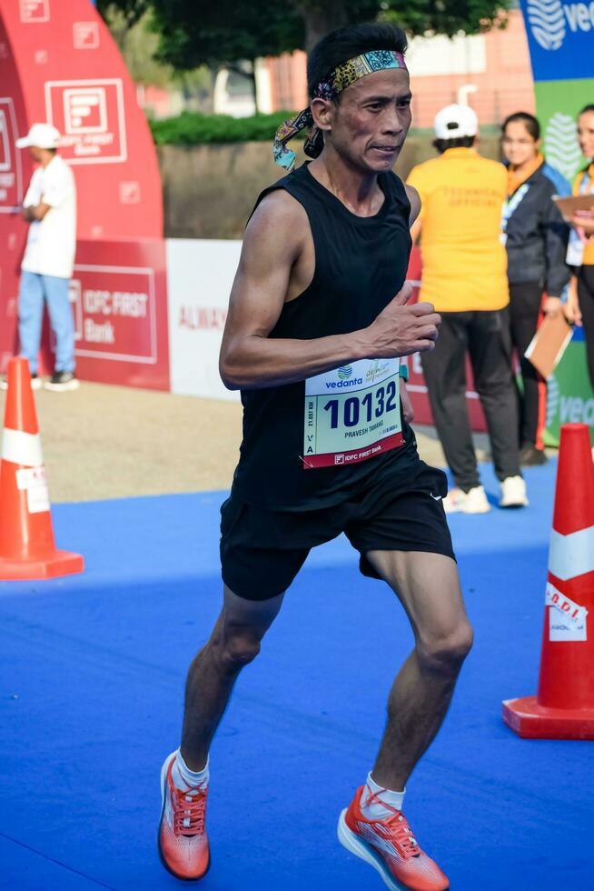 nieuw Delhi, Indië - oktober 15 2023 - vedanta Delhi voor de helft marathon ras na covid in welke marathon deelnemers over naar kruis de af hebben lijn, Delhi voor de helft marathon 2023 foto