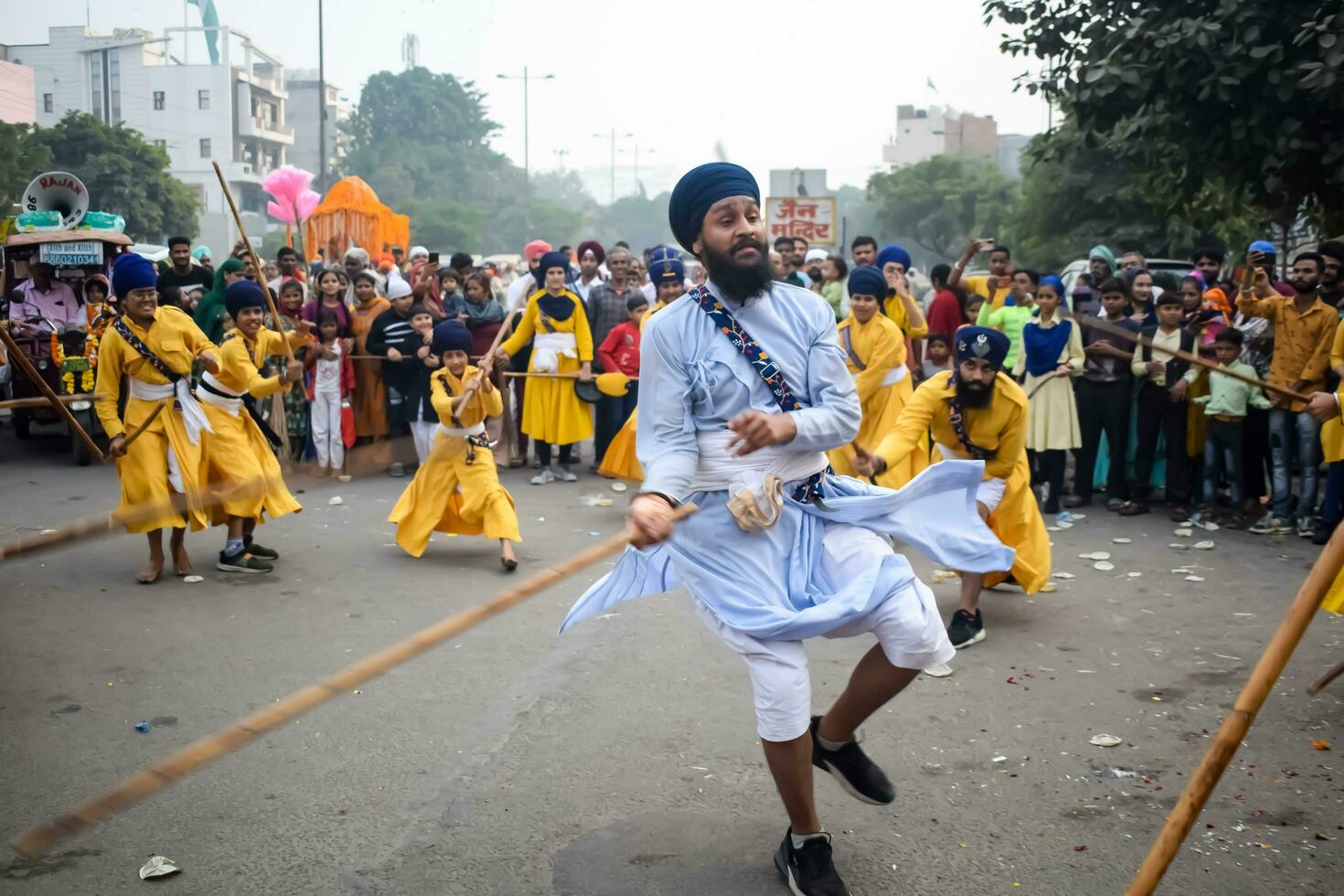 Delhi, Indië, oktober 2, 2023 - sikhs Scherm gatka en krijgshaftig kunsten gedurende jaar- nagar kirtan, traditioneel, processie Aan account van verjaardag van goeroe nanak dev ja, nagar kirtan in oosten- Delhi Oppervlakte foto