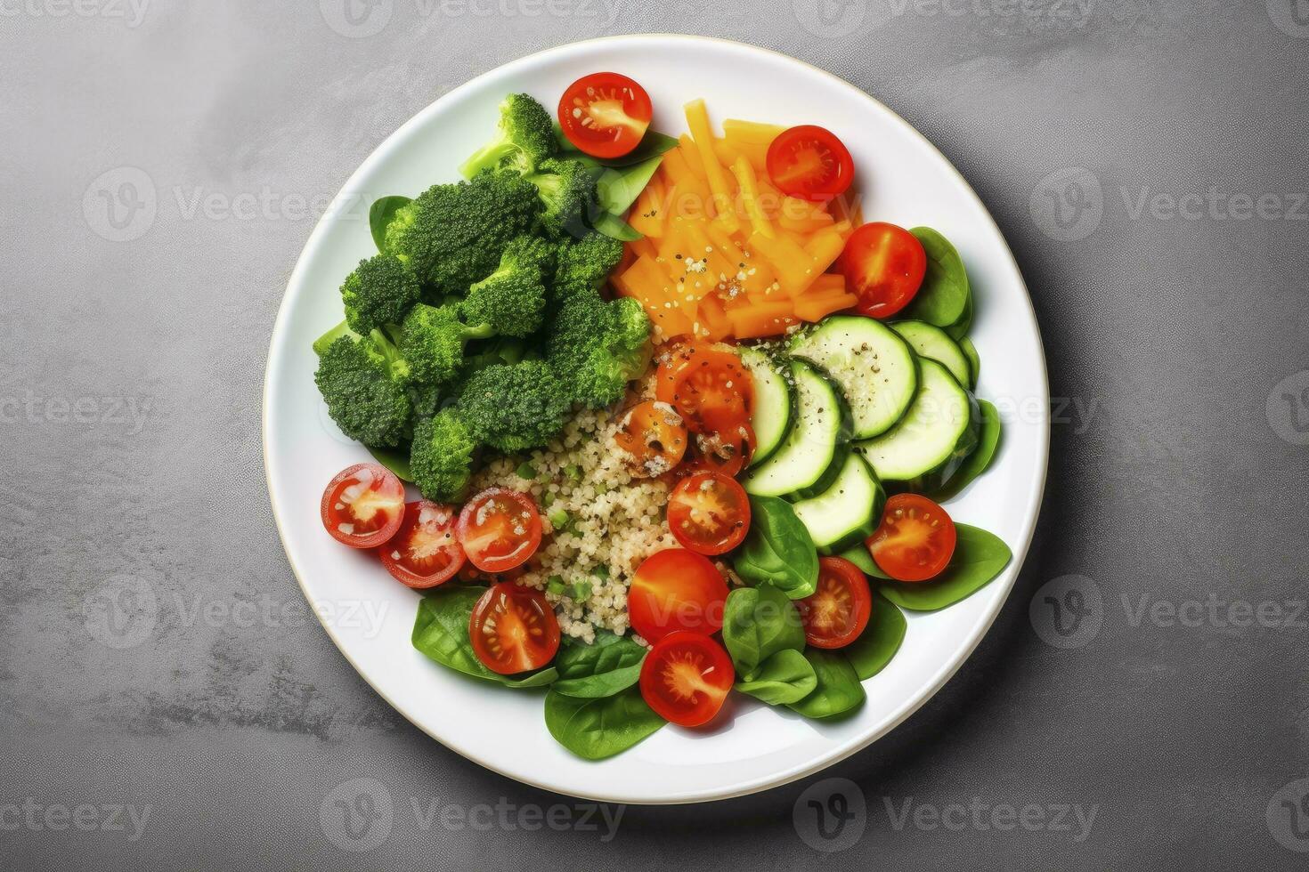 salade met quinoa, spinazie, broccoli, tomaten, komkommers en wortels. ai gegenereerd foto