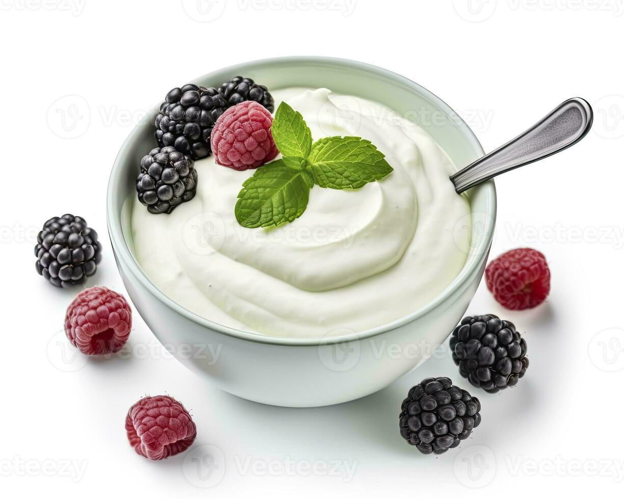 groen kom van Grieks yoghurt en vers bessen geïsoleerd Aan wit achtergrond. ai gegenereerd foto