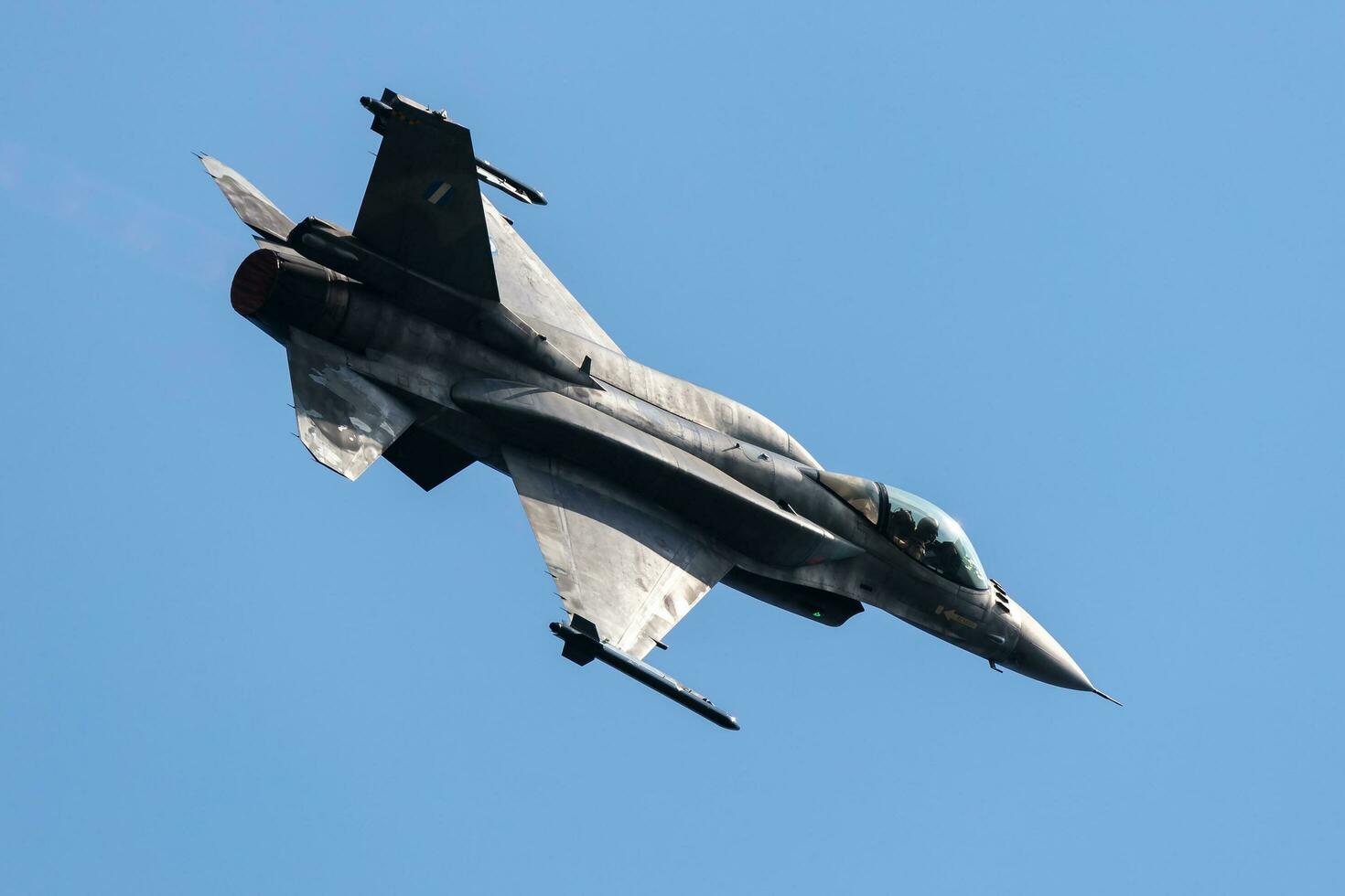 Helleens lucht dwingen lockheed f-16 vechten valk vechter Jet vlak vliegen. luchtvaart en leger vliegtuigen. foto