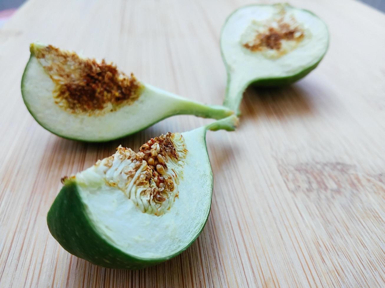 verse groene vijgen in plakjes gesneden foto