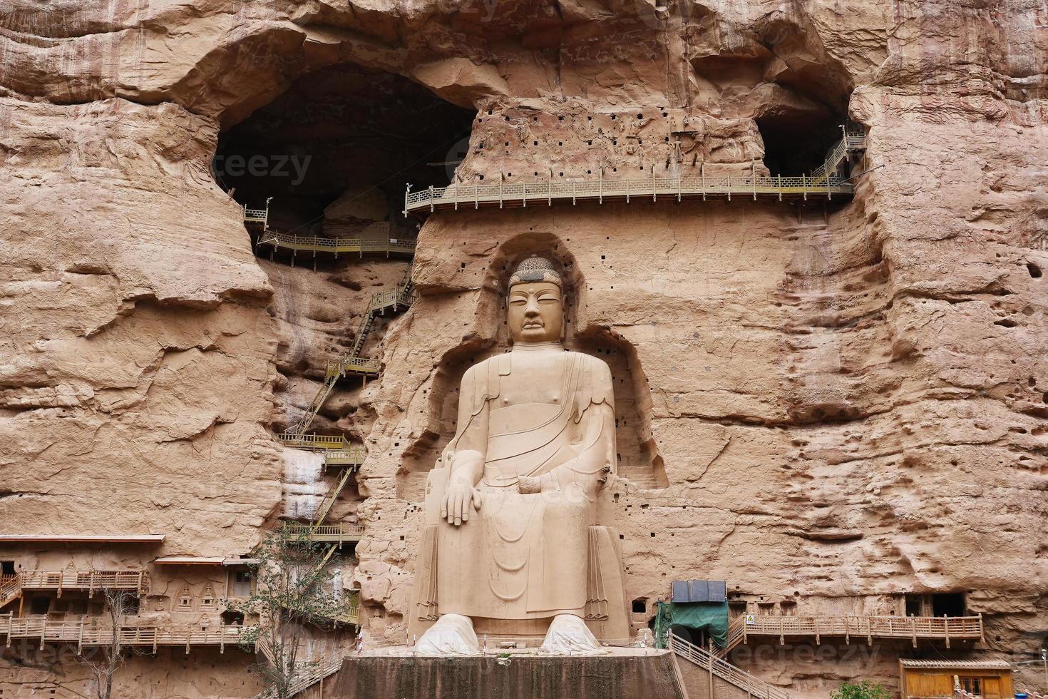 oud Chinees boeddhabeeld bij Bingling Cave-tempel in Lanzhou China foto