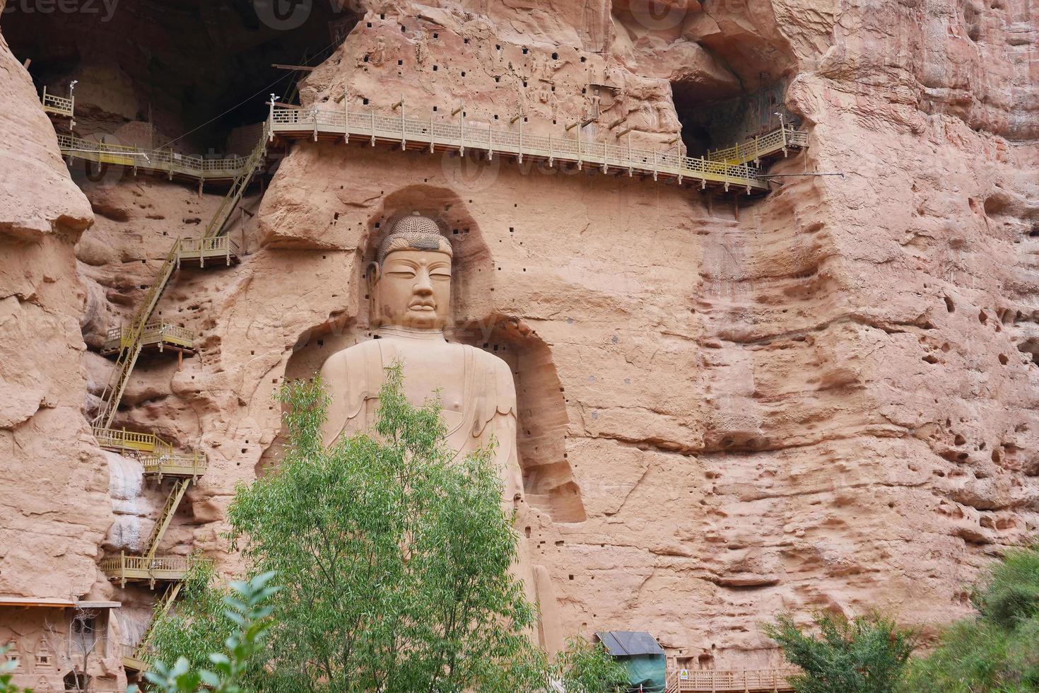 oud Chinees boeddhabeeld bij Bingling Cave-tempel in Lanzhou China foto