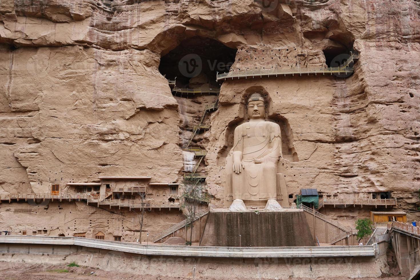 oud Chinees boeddhabeeld bij Bingling Cave-tempel in Lanzhou China foto