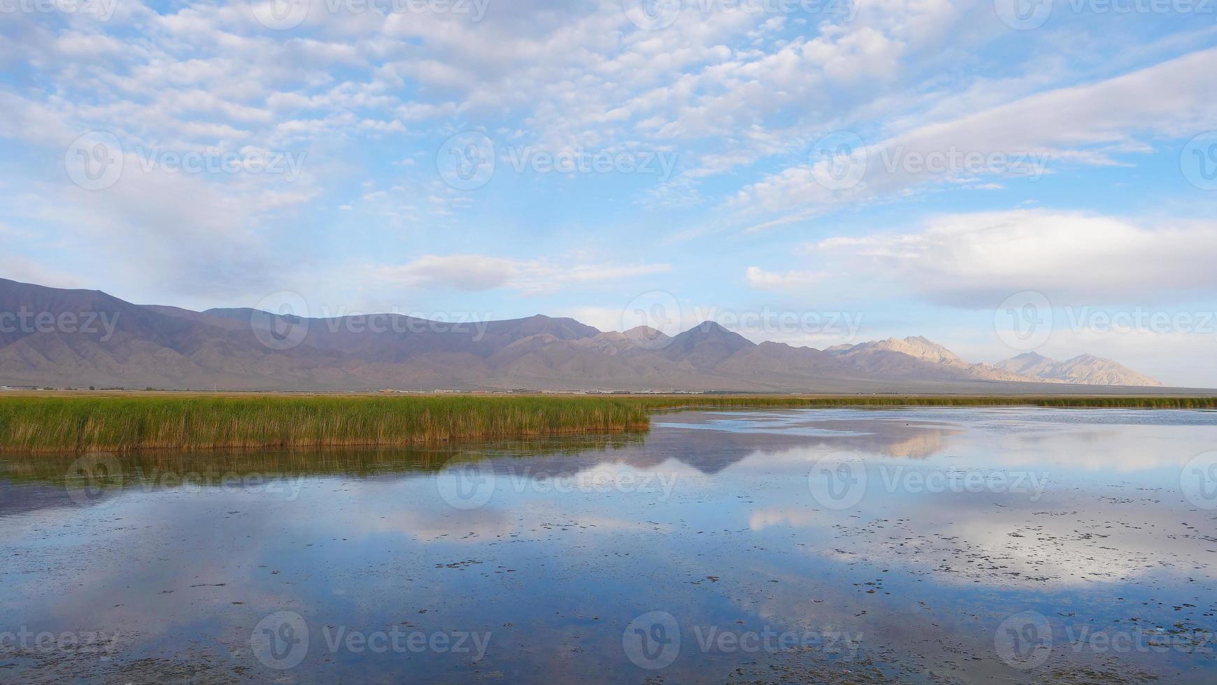 prachtig landschapszicht transparant meer in qinghai china foto