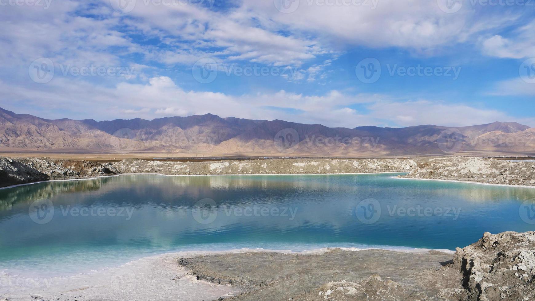 prachtige natuur landschapsmening van smaragdgroen zoutmeer in qinghai china foto