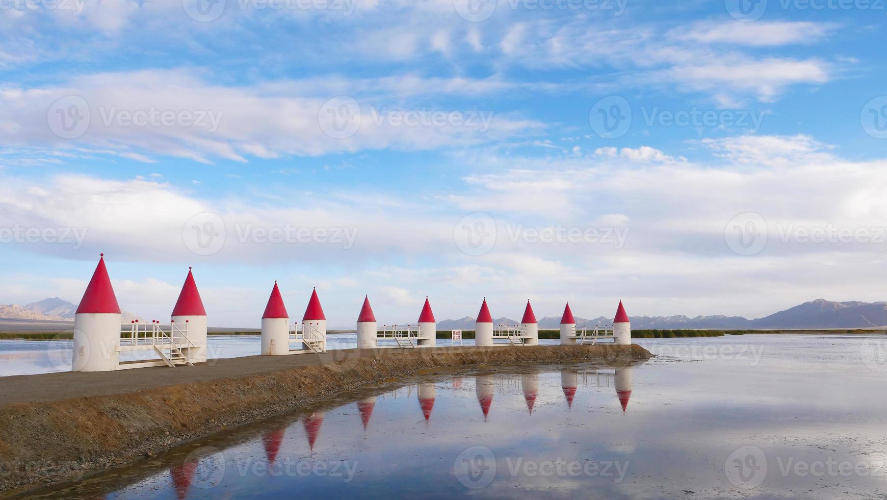 prachtig landschapszicht helder transparant meer in qinghai china foto