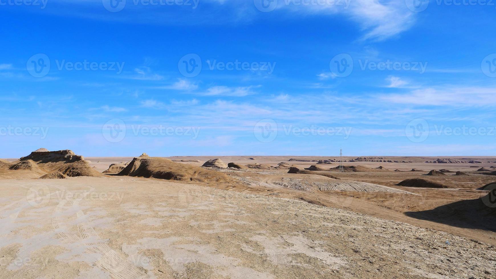 landschapsmening van zonnige blauwe hemel en woestijngrond in Qinghai China foto