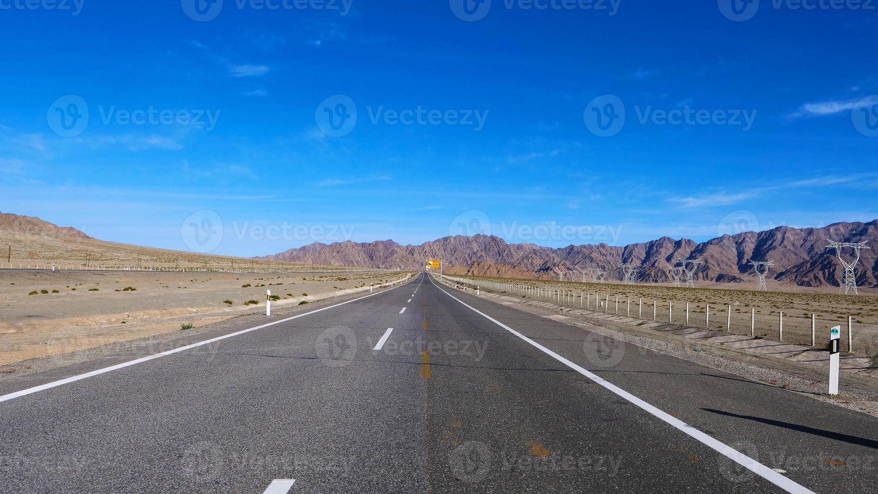 landschapsmening van mooie blauwe hemel en snelwegweg in gansu cina foto