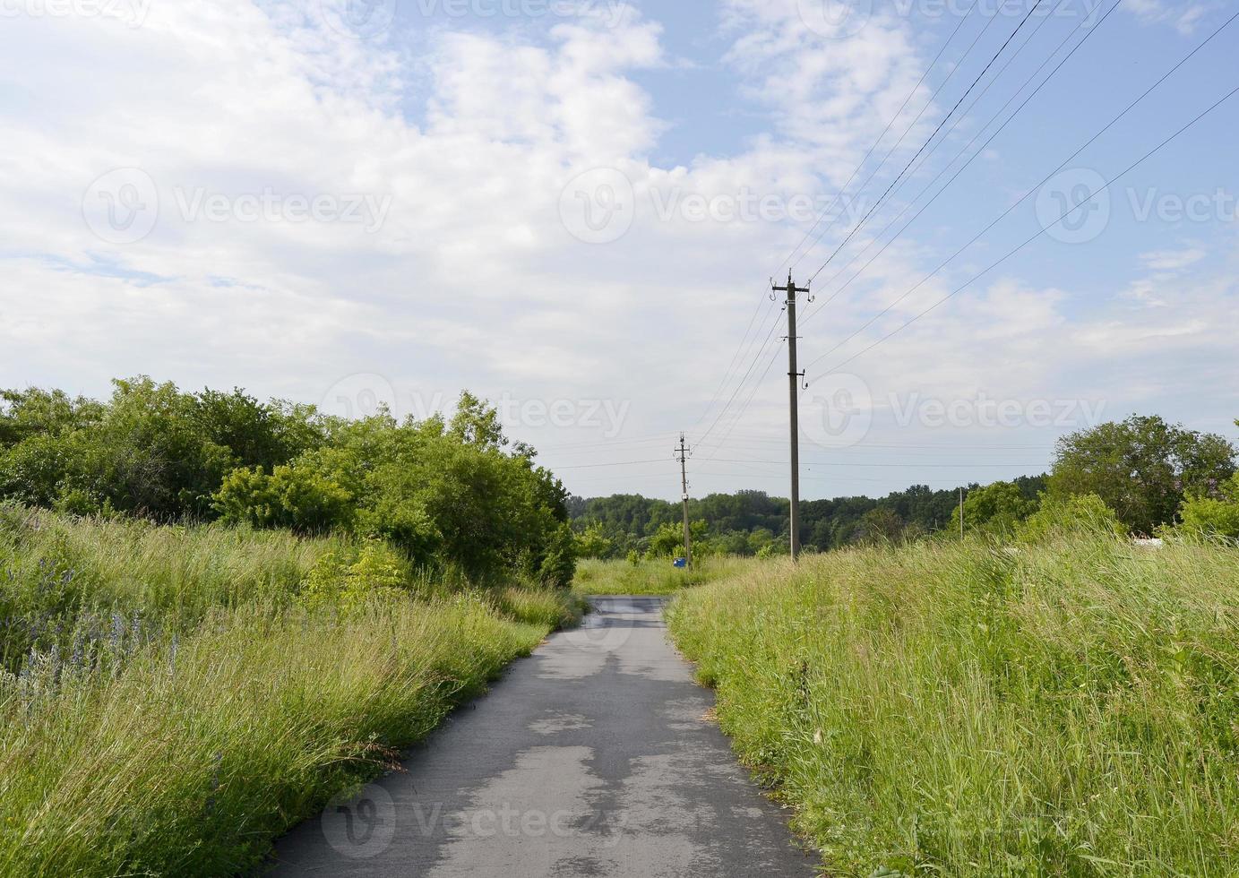 mooie lege asfaltweg op het platteland op gekleurde achtergrond foto