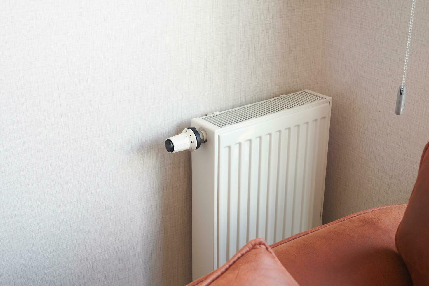 wit radiator Aan grijs wit muur. appartement verwarming installatie systeem, foto