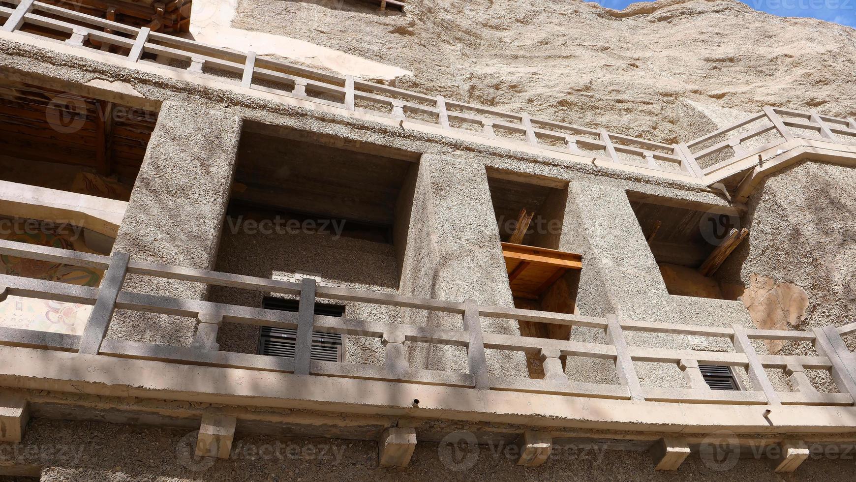 oude boeddhistische architectuur dunhuang mogao grotten in gansu china foto