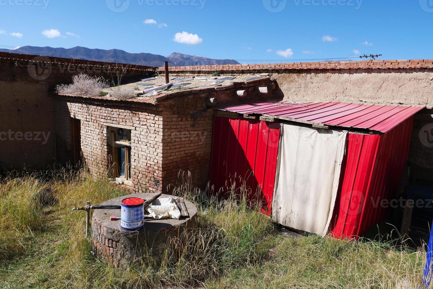 oud klein huis in arou da tempel in qinghai china. foto