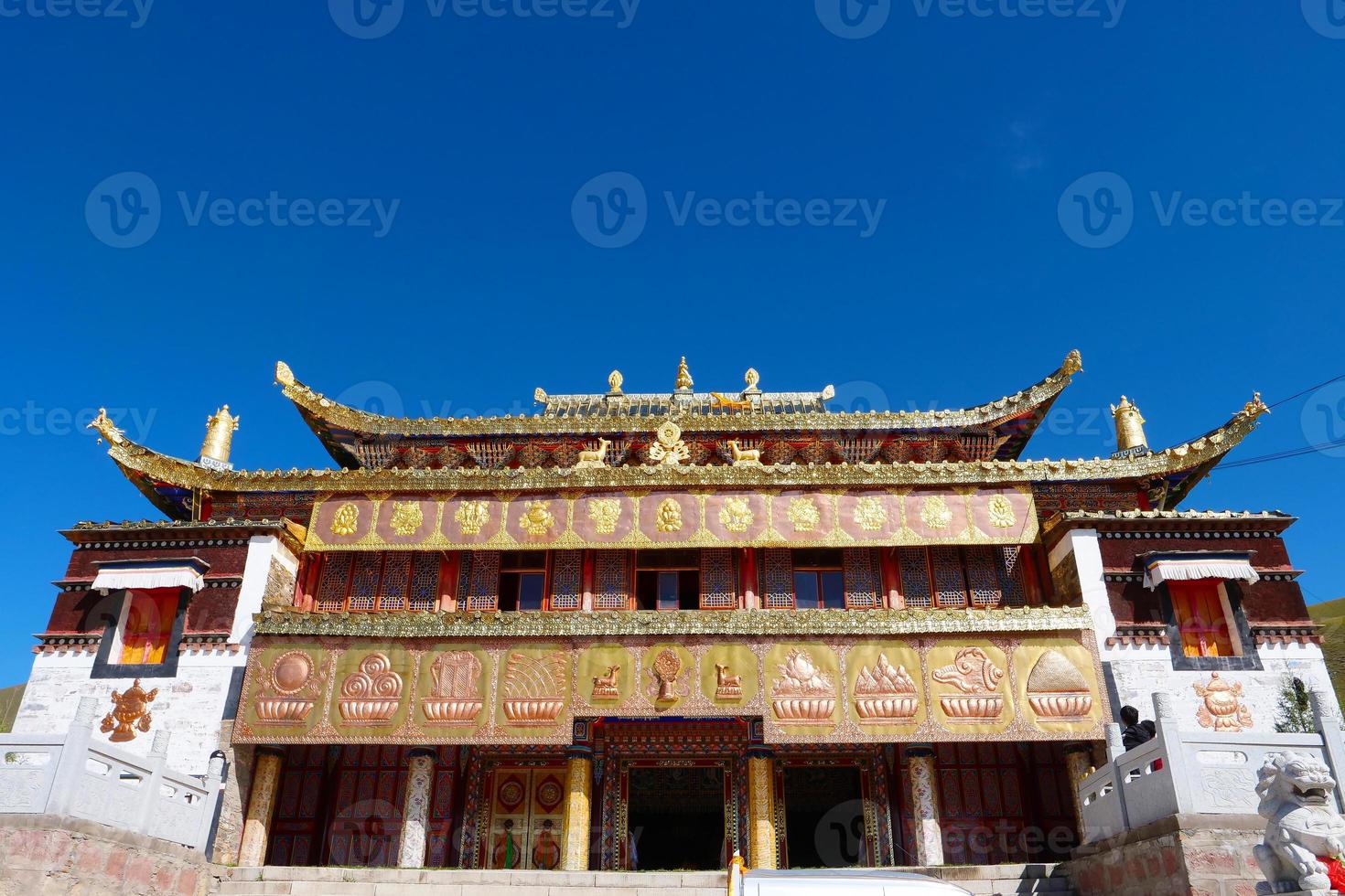Tibetaans boeddhistisch klooster arou da tempel in qinghai china. foto