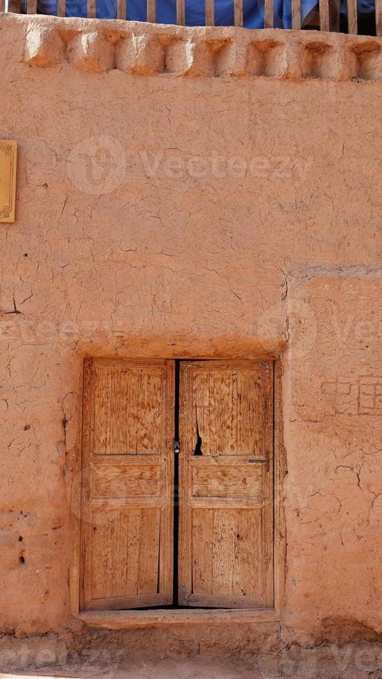 oude huis muur houten deur in tuyoq dorpsvallei xinjiang china. foto