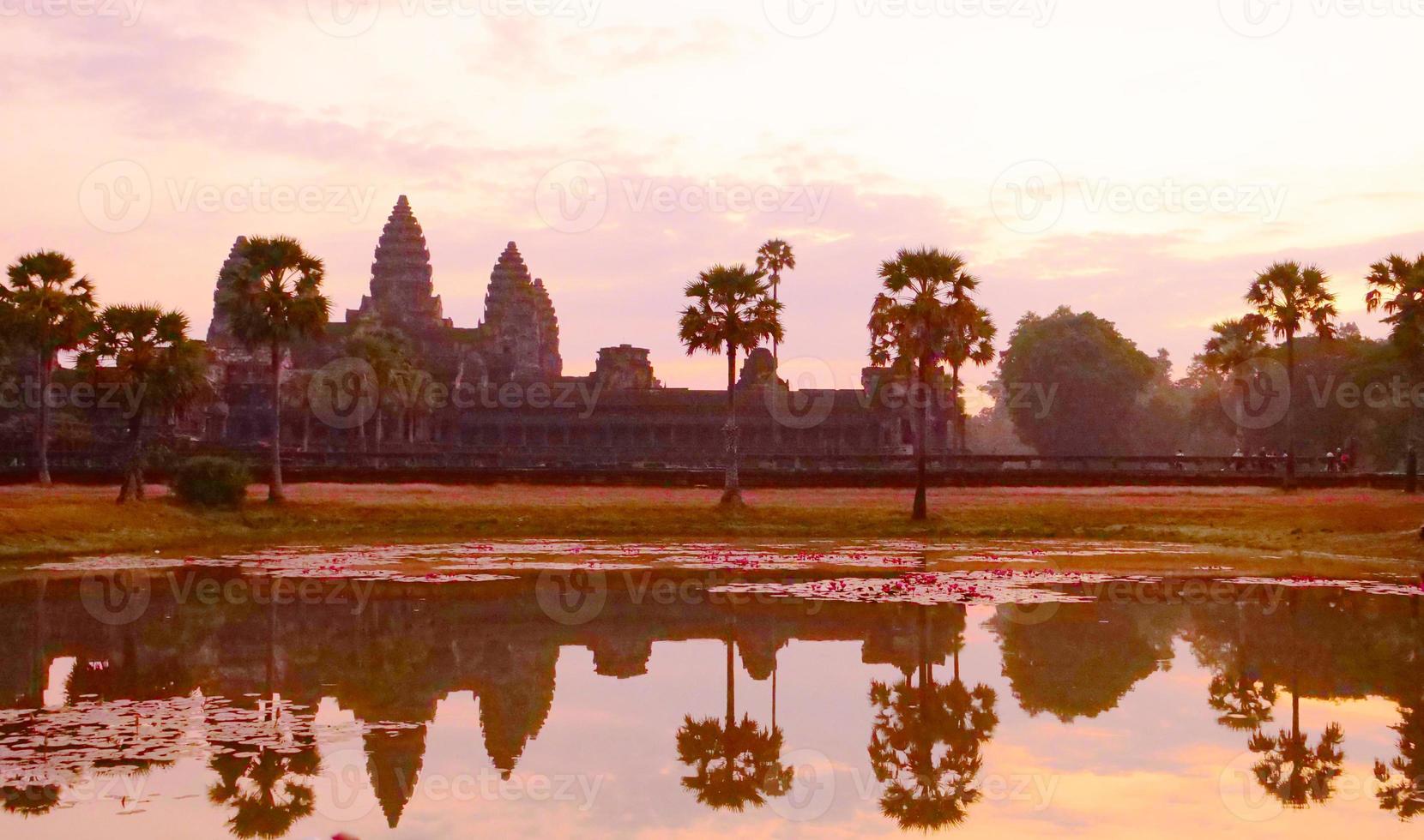 oud tempelerfgoed angkor wat bij dageraad in siem ream, cambodja foto