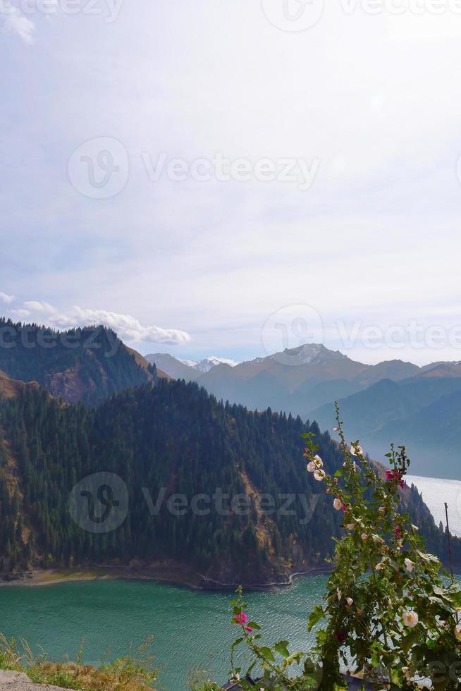 hemelmeer van hemelse bergen in xinjiang, china. foto