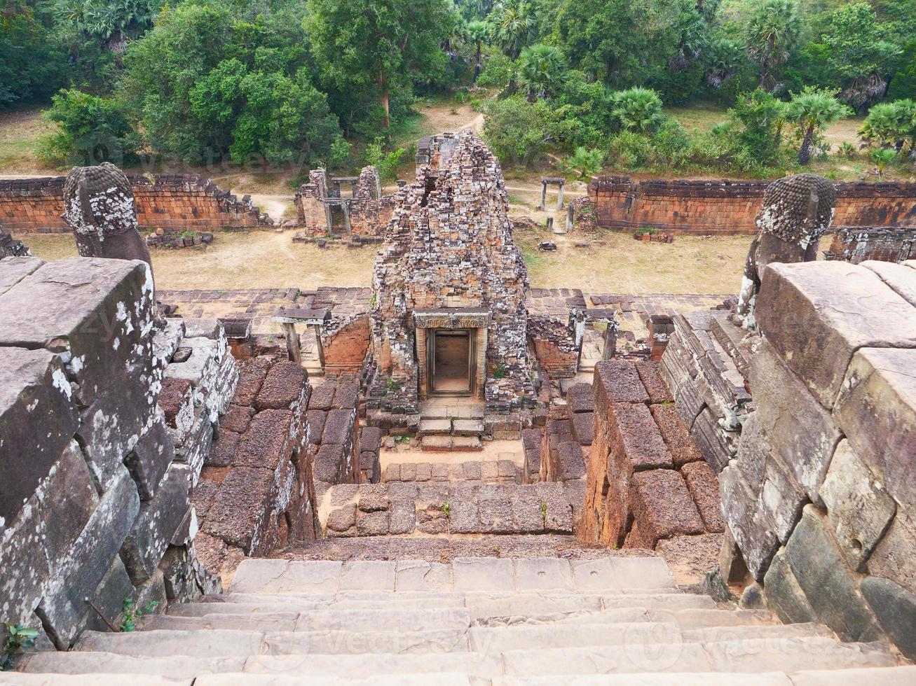 stenen ladder bij de boeddhistische khmer-ruïne van pre rup, siem reap cambodja. foto