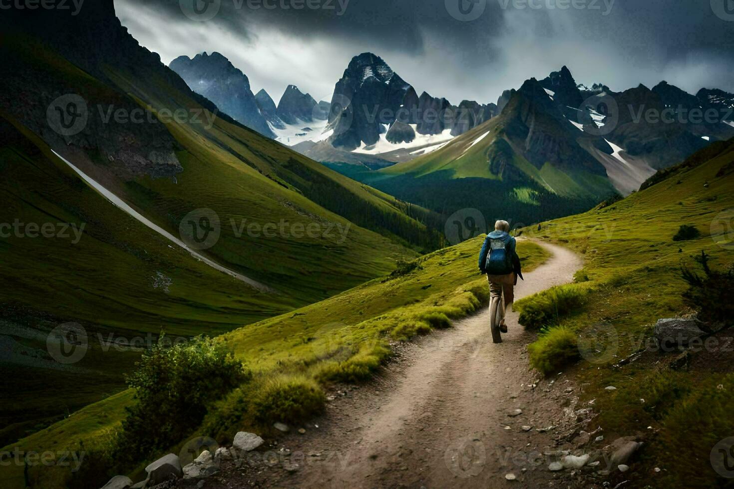 een Mens wandelingen naar beneden een aarde weg in de bergen. ai-gegenereerd foto