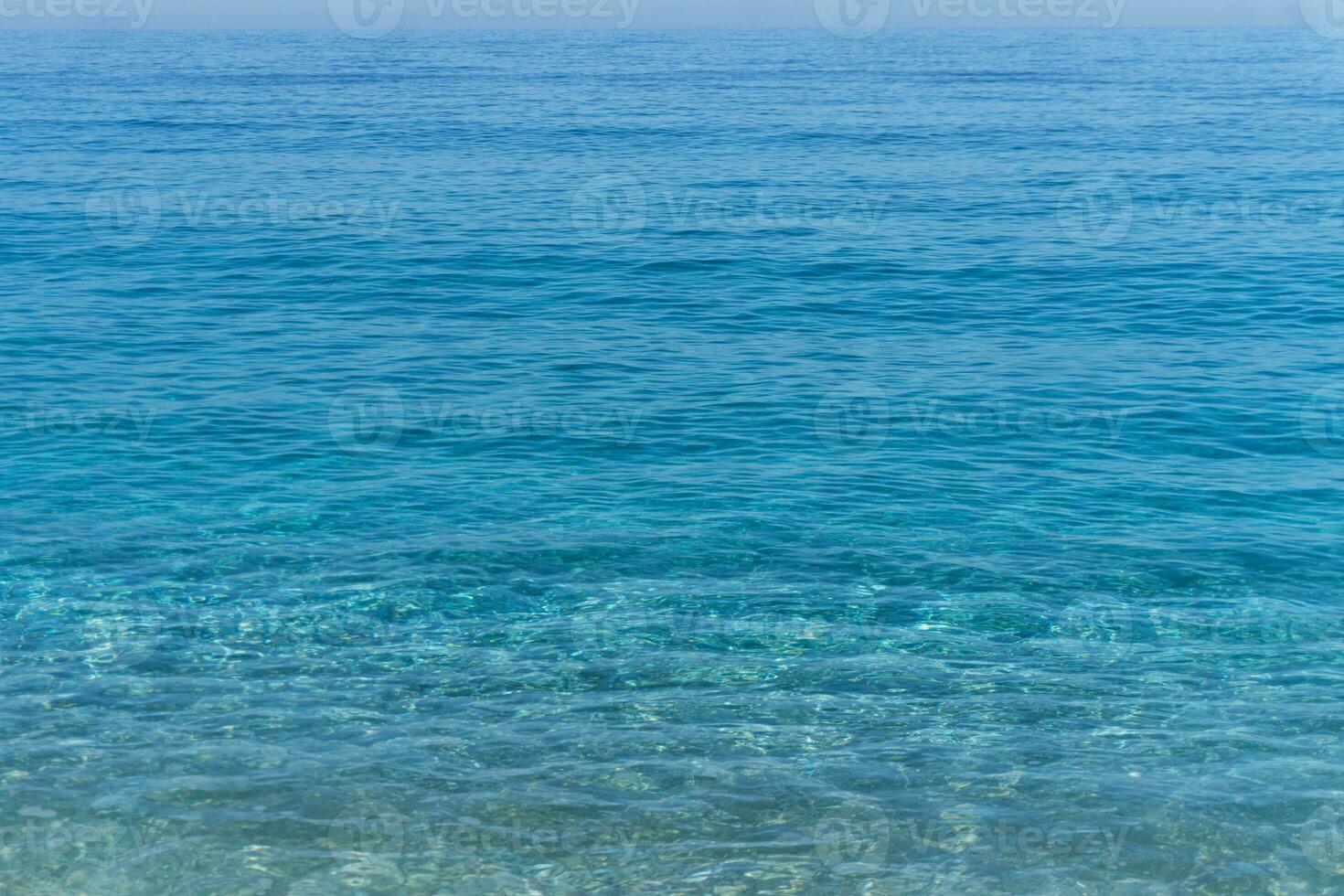 blauw zee water met rimpelingen Aan de oppervlakte foto