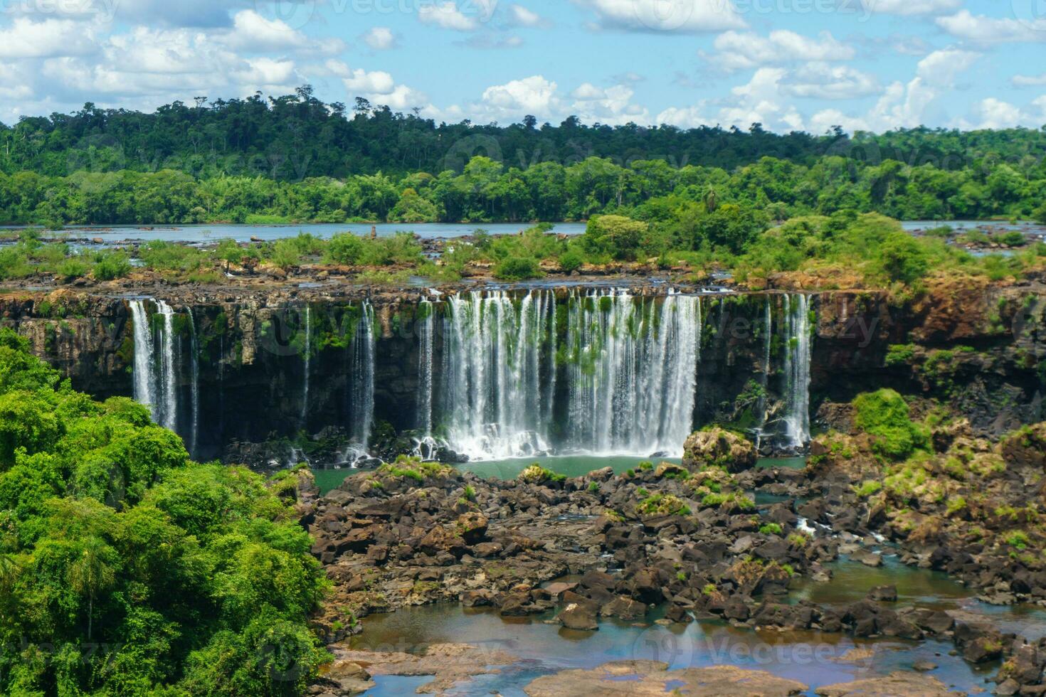 iguazu valt is een serie van watervallen Aan de grens van Brazilië en Argentinië foto