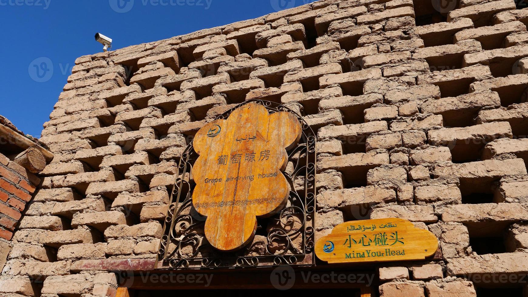 traditioneel druif aan de lucht gedroogd huis in turpan karez goed museum china foto
