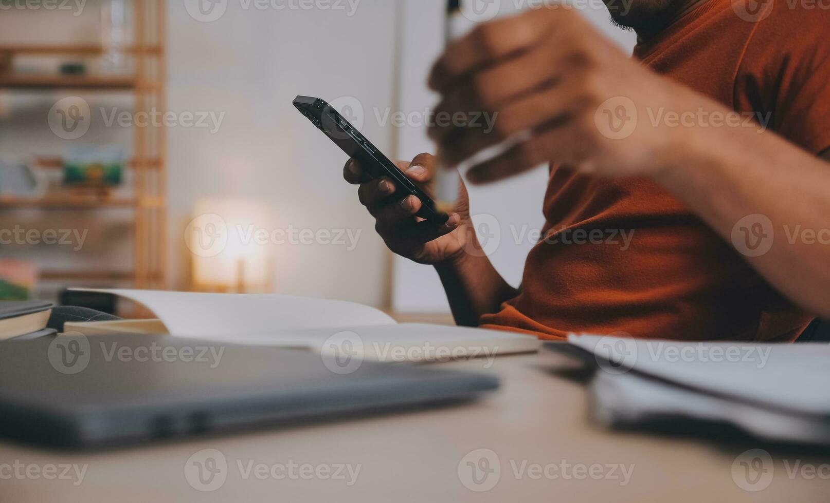 tevreden Kaukasisch geslaagd jongen, freelancer of Directeur, ontspant Bij werkplaats met poten gegooid Aan tafel. elegant vent toepassingen laptop, bladert de internetten, looks voor ideeën voor een projecteren, zittend Bij de bureau foto