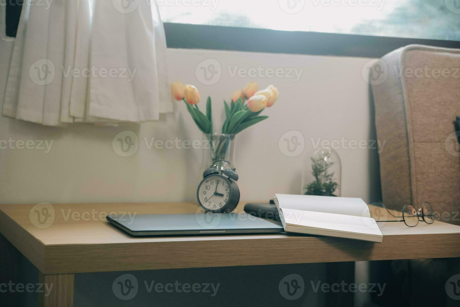 alleen Mens silhouet staren Bij de venster Gesloten met gordijnen in slaapkamer. Mens staat Bij venster alleen foto