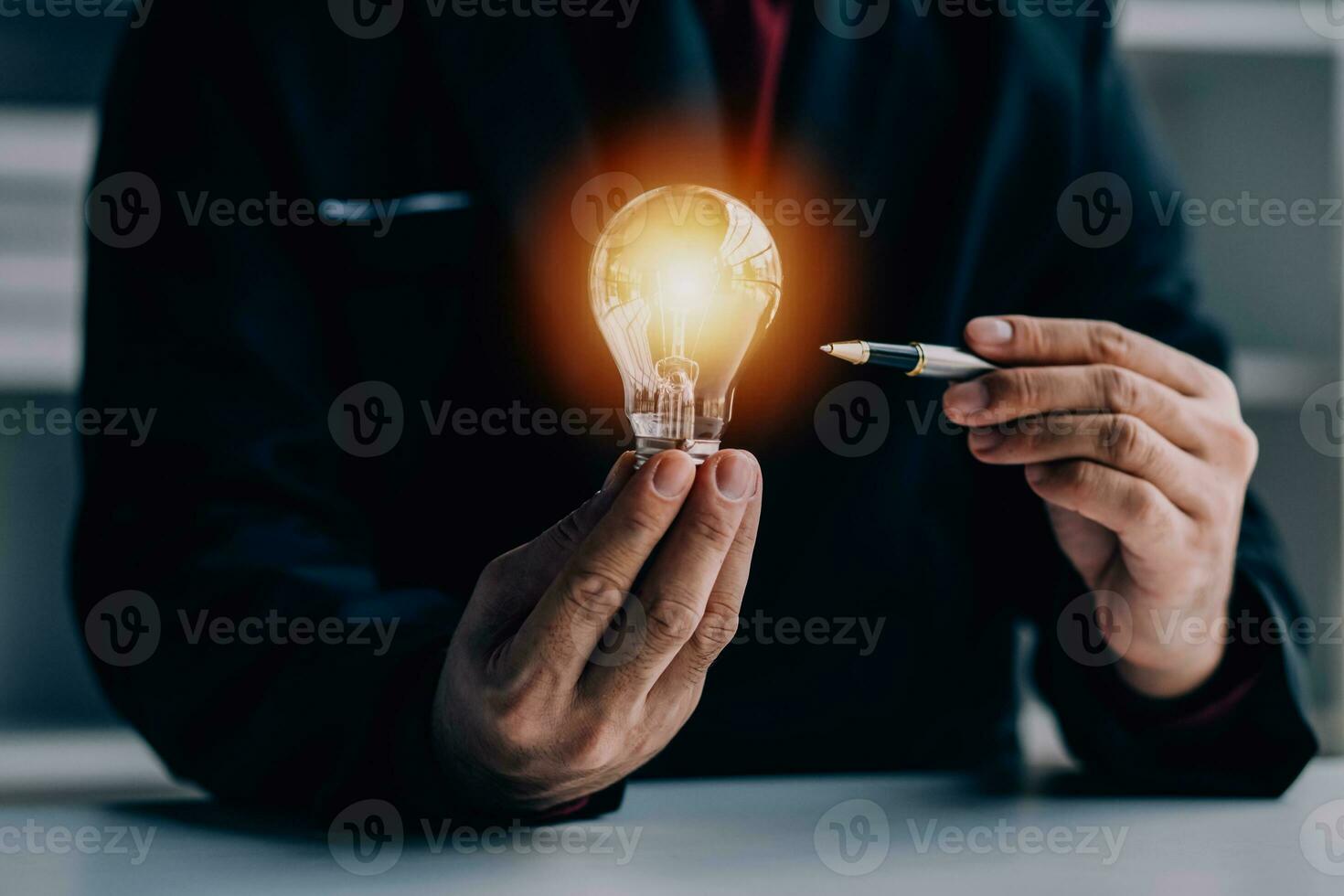 bedrijf mensen tintje licht lamp.concept van ideeën voor succes. concept met innovatie uitvinding. succes beginnend van een nieuw idee naar vernieuwend technologie gebaseerd Aan gegevens van de internetten, groot gegevens. foto