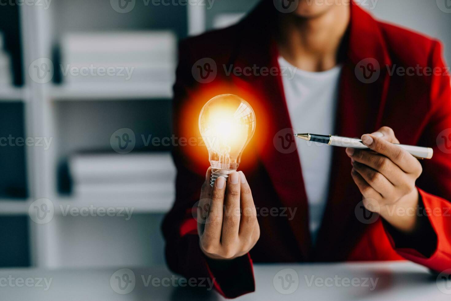 bedrijf mensen tintje licht lamp.concept van ideeën voor succes. concept met innovatie uitvinding. succes beginnend van een nieuw idee naar vernieuwend technologie gebaseerd Aan gegevens van de internetten, groot gegevens. foto