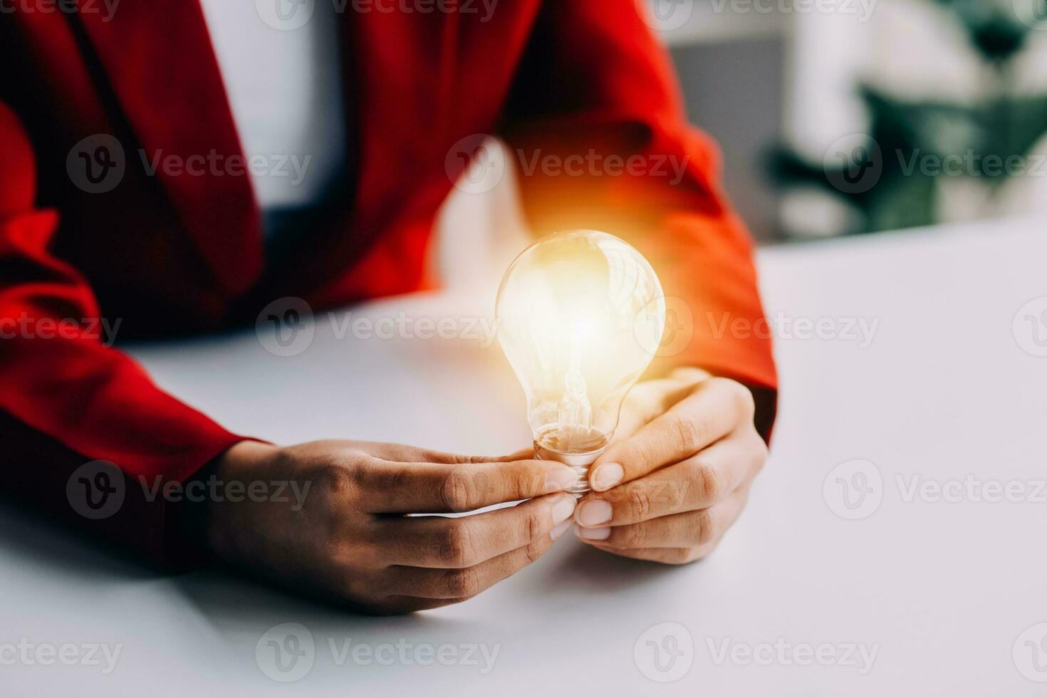 bedrijf mensen tintje licht lamp.concept van ideeën voor succes. concept met innovatie uitvinding. succes beginnend van een nieuw idee naar vernieuwend technologie gebaseerd Aan gegevens van de internetten, groot gegevens. foto