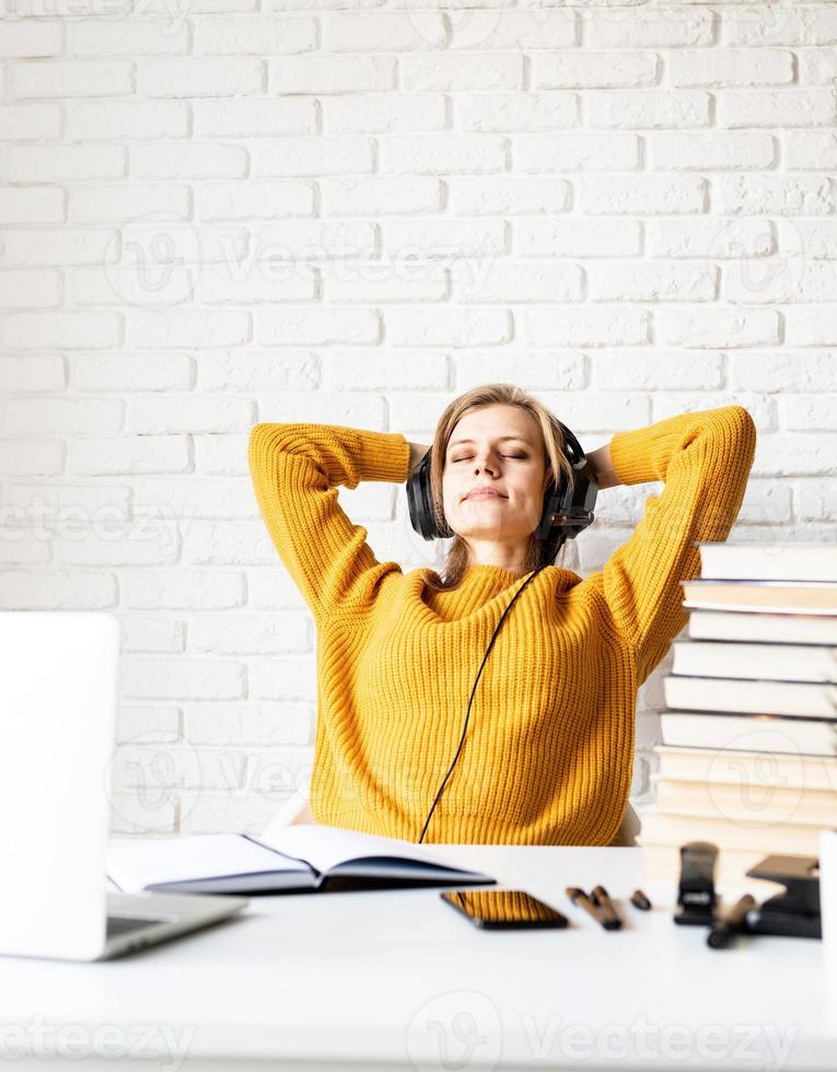 vrouw aan de balie ontspannen met haar ogen dicht na lange studie foto